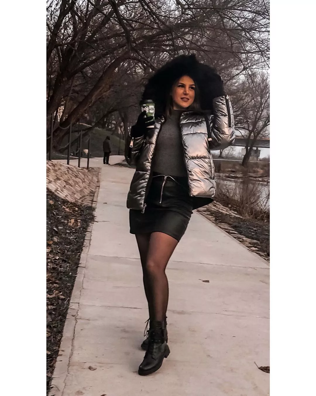 Artystka disco polo w śmiałej stylizacji. Wygląda bardzo zjawiskowo!